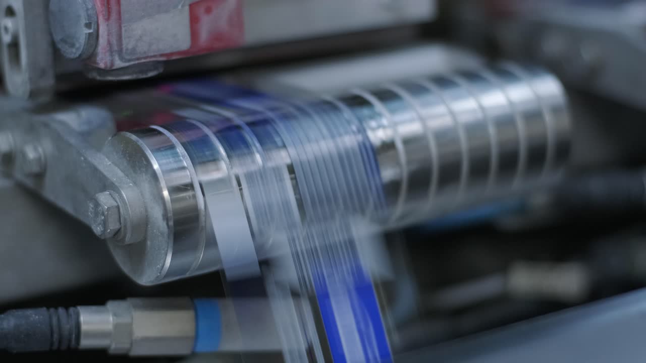 Modern strapping and transporting machine for packaging line at beverage plant