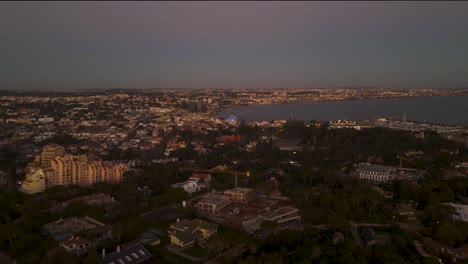 Drone-Volando-Sobre-El-Paisaje-Nocturno-Del-Centro-De-Cascais-Cerca-De-Lisboa-Con-Marine-En-Segundo-Plano