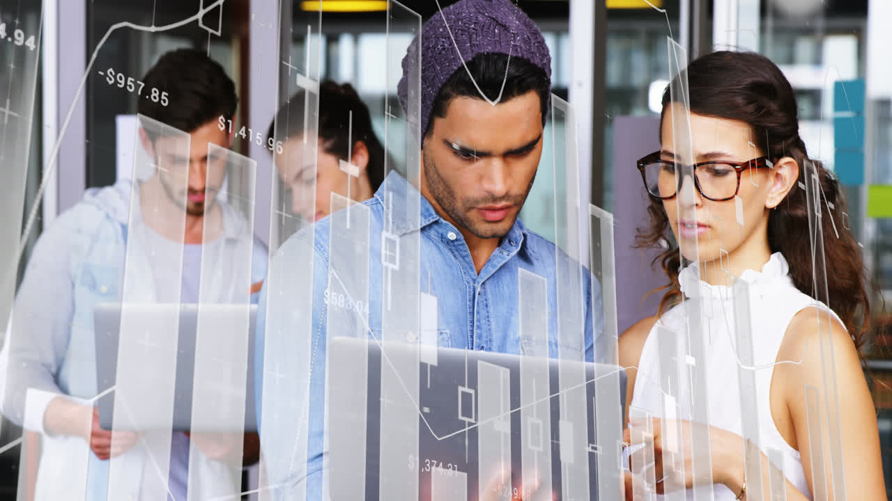 animación del procesamiento de datos financieros sobre diversas personas de negocios que usan computadoras portátiles