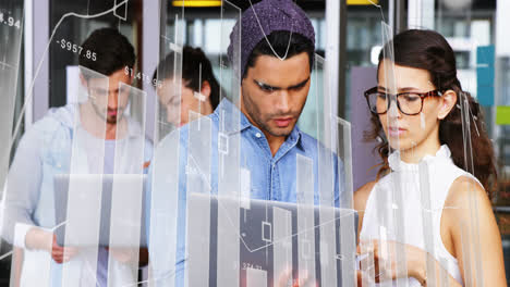 animación del procesamiento de datos financieros sobre diversas personas de negocios que usan computadoras portátiles