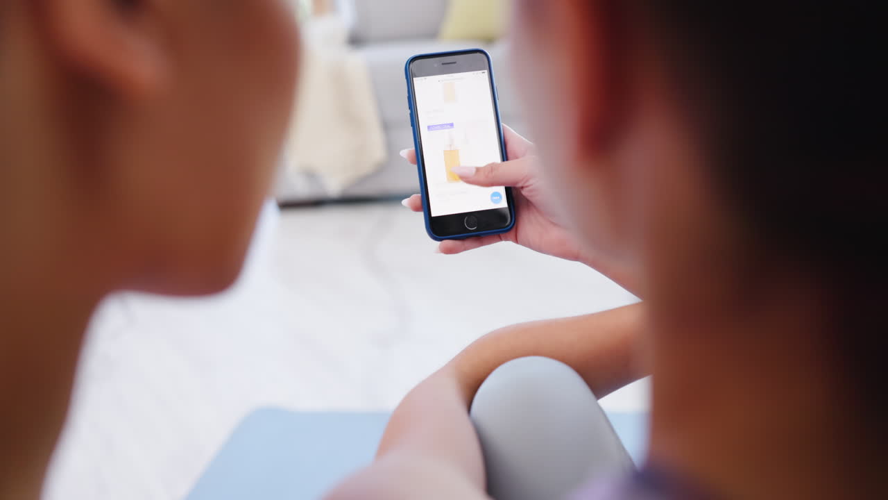 mujer, amigos y teléfono en el sitio web en línea