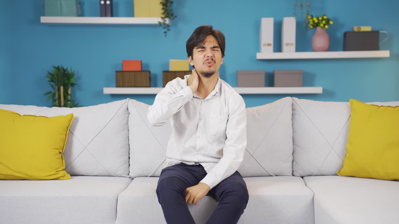 목에 통증이 있는 남자