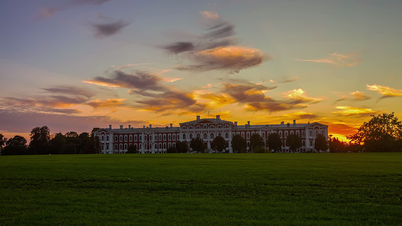 pintoresca vista del atardecer del castillo de jelgava