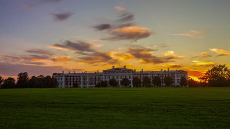 Pintoresca-Vista-Del-Atardecer-Del-Castillo-De-Jelgava