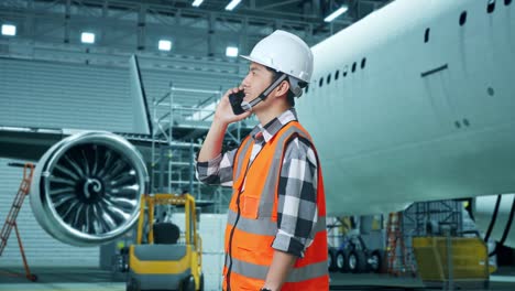 técnico de mantenimiento de aeronaves en el trabajo