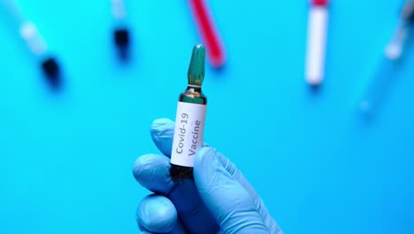 vial de vacuna contra la covid-19 en un entorno de laboratorio