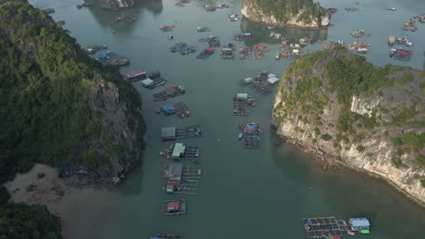 La-Inclinación-Aérea-Revela-El-Pueblo-Pesquero-De-Van-Gia-Y-La-Bahía-De-Ha-Long,-Vietnam