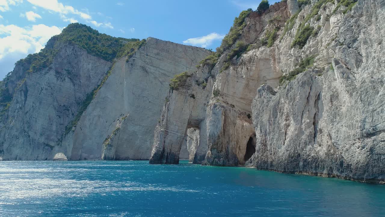 majestuosos acantilados blancos y aguas azules
