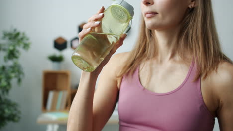 mujer bebiendo agua