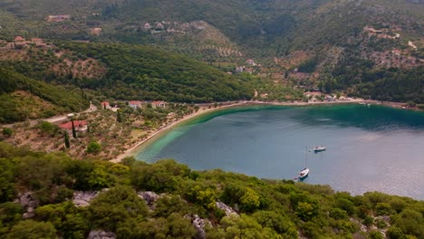 una toma aérea cinematográfica de la isla de ítaca en grecia