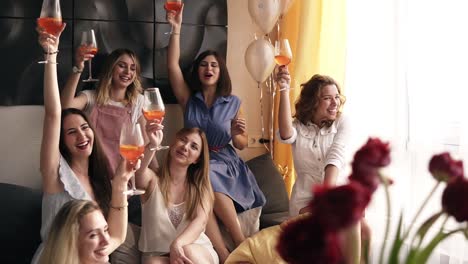 Hermosa-Escena-De-Amigas-Divirtiéndose-Juntas.-Celebrando,-Bebiendo-Cócteles-Con-Alcohol-Con-La-Dama-De-Honor.-Gritando-Y-Chocando-Los-Vasos.-Interior-Elegante.-Camara-Lenta