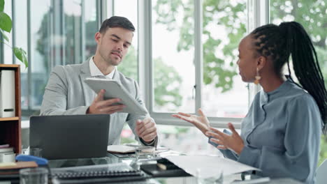 Tableta,-Trabajo-En-Equipo-Y-Mentor-Con-Gente-De-Negocios