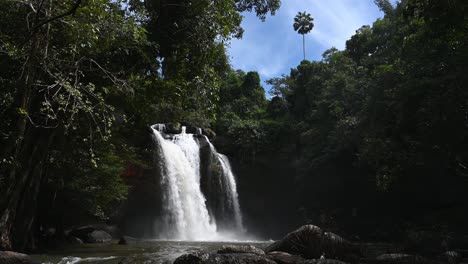 Lapso-De-Tiempo-De-La-Cascada-Heo-Suwat-Desde-Una-Distancia-Que-Revela-Un-Hermoso-Paisaje,-Parque-Nacional-Khao-Yai,-Tailandia