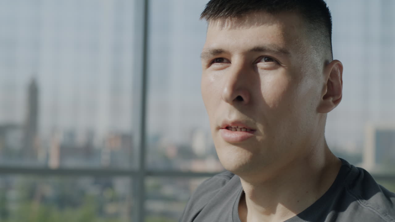 창밖을 바라보는 남자