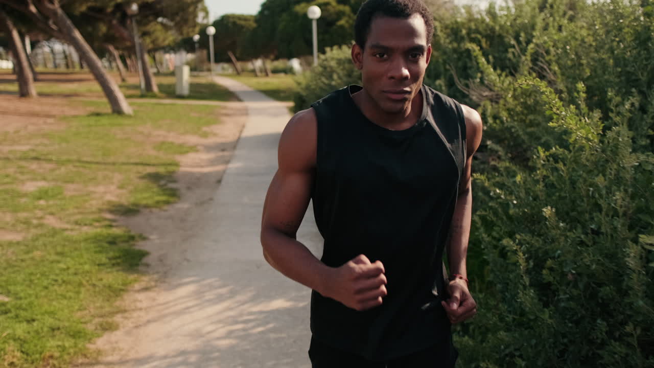 joven corriendo en el parque