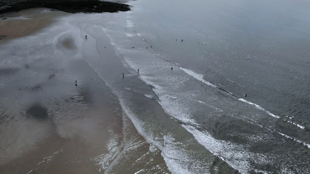 물과 파도의 서퍼, 드론 영상