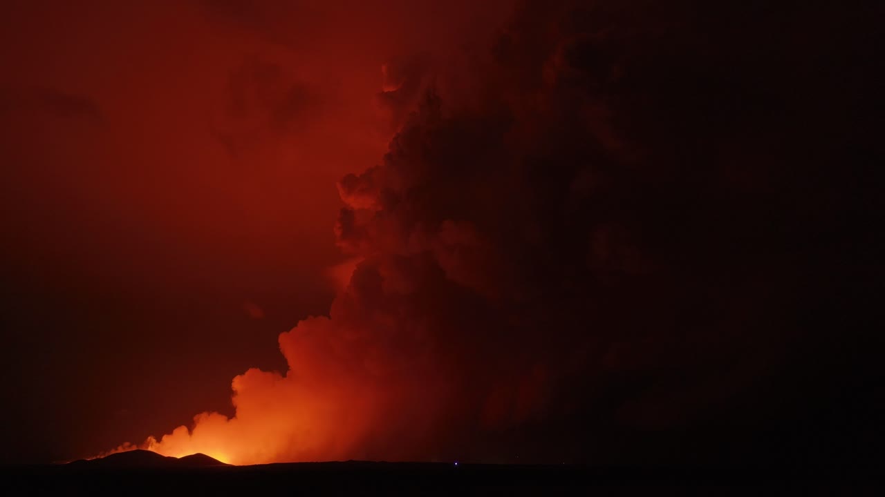 화산 폭발 에서 아오르는 큰 연기 구름 과 용암 에서 나오는 오렌지색 빛