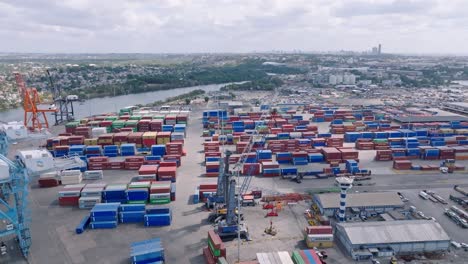 puerto logístico de haina en santo domingo, república dominicana