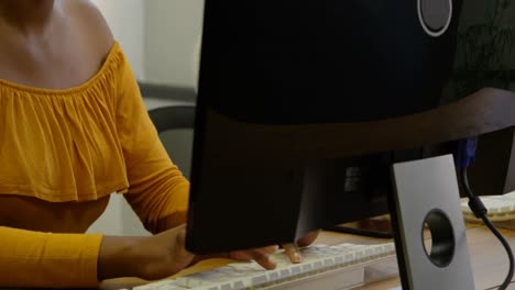 ejecutivos de negocios trabajando con auriculares en el escritorio 4k
