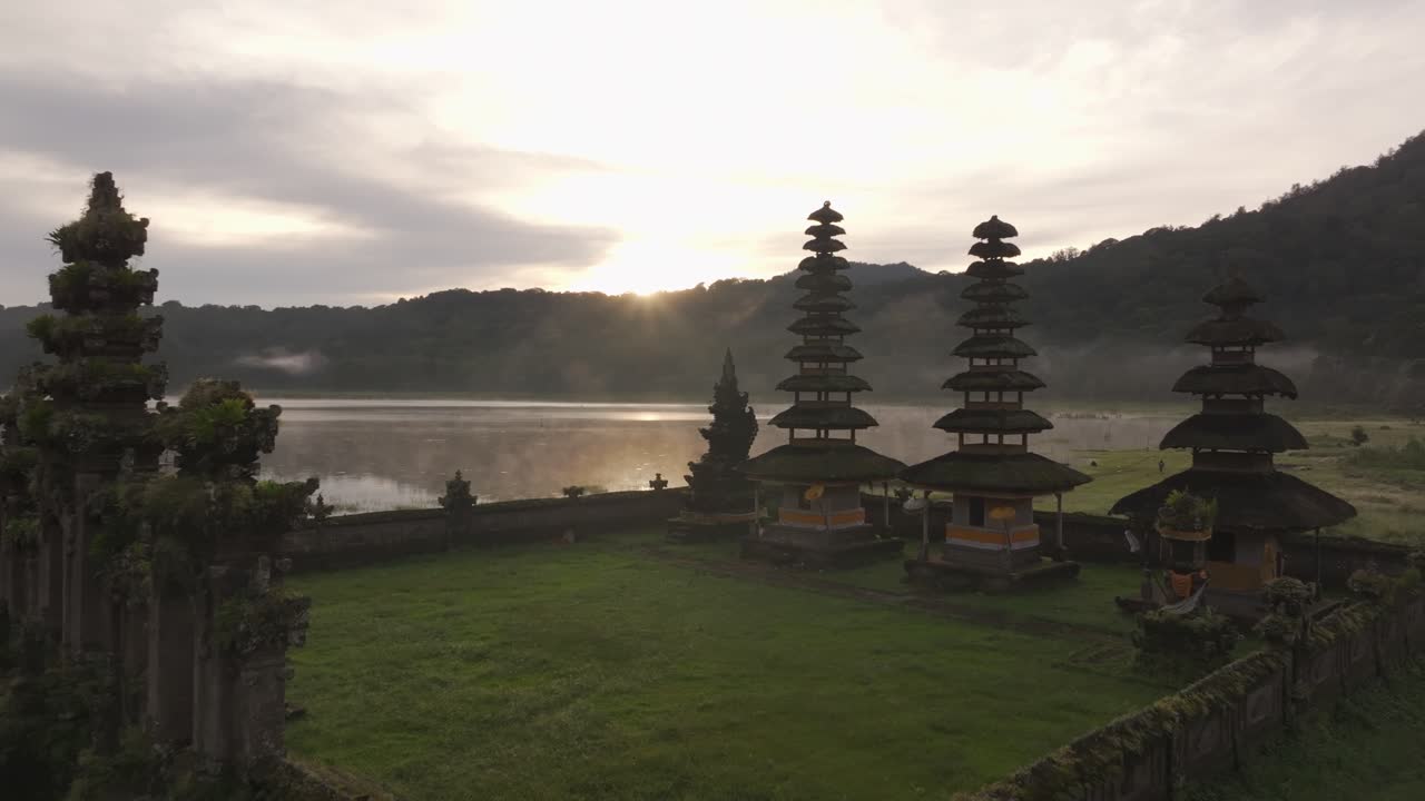 Morgenglühen über dem Tamblingan-Seetempel und üppigem Wald, Indonesien