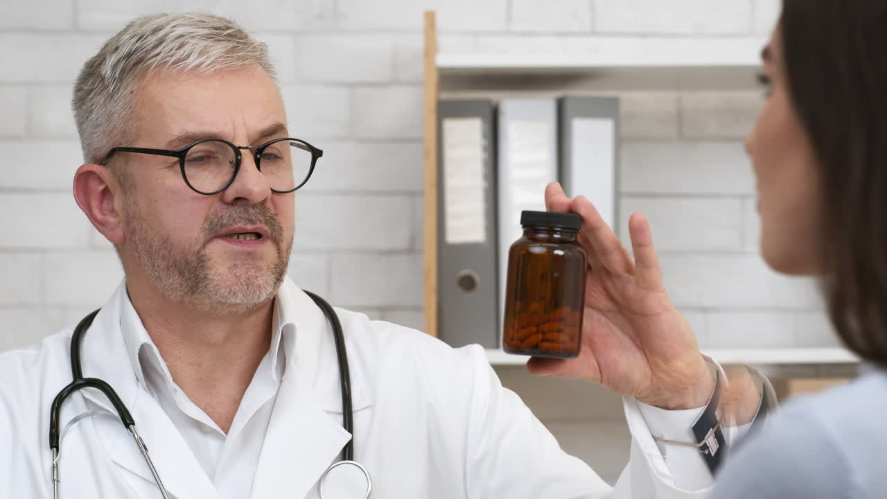 el médico discutiendo la medicación con el paciente