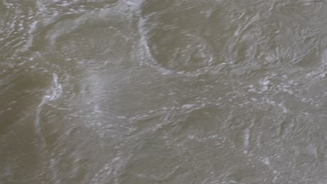 4k cerca de una corriente de agua murkey que fluye