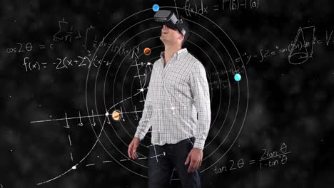 Animation-Eines-Geschäftsmannes,-Der-Ein-VR-Headset-über-Gleichungen-Und-Dem-Sonnensystem-Trägt