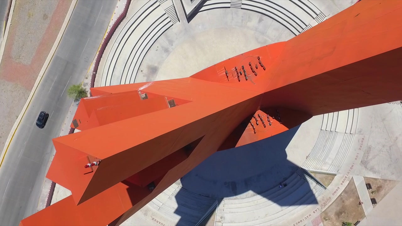 VOO DE DRONE SOBRE A ESCULTURA DE SEBASTIAN "X" EM CIUDAD JUÁREZ, MÉXICO
