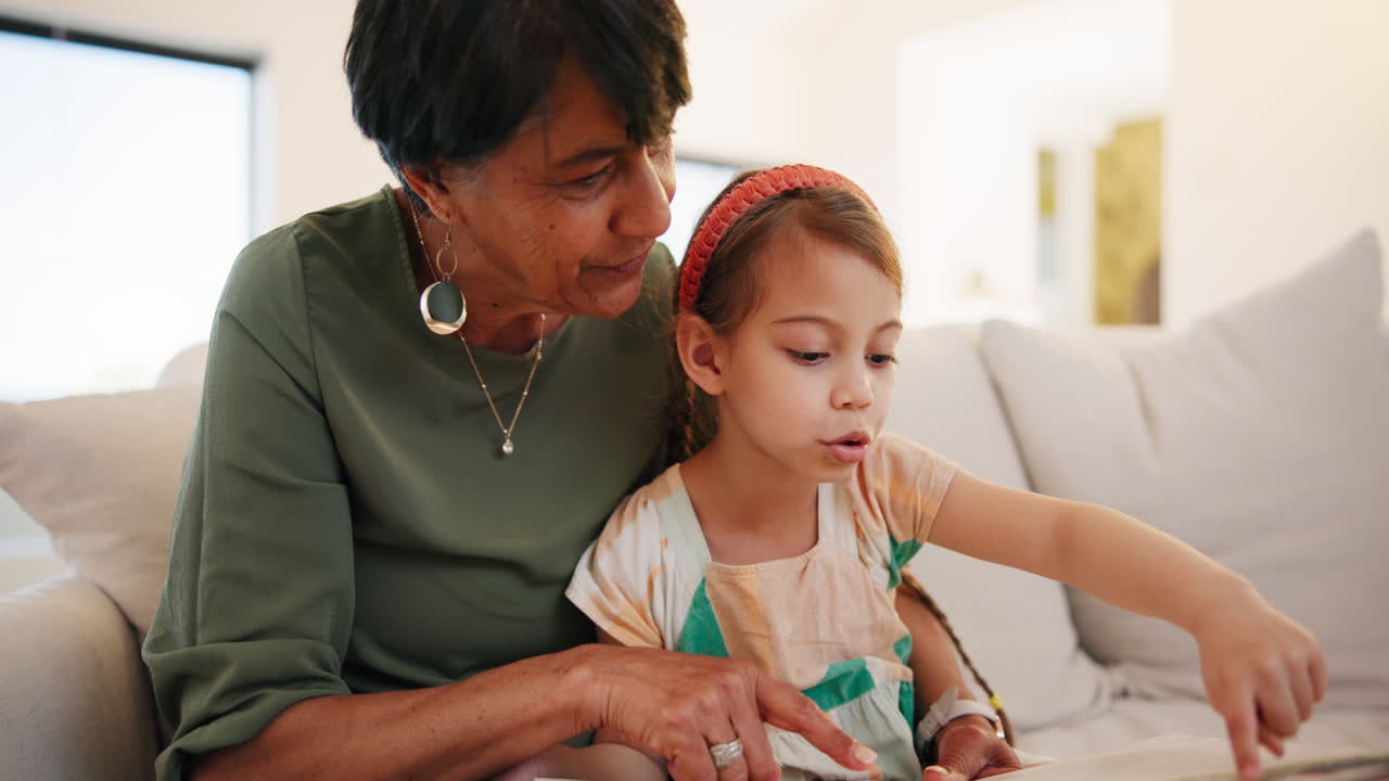 abuela, la niña y el espectáculo en el libro en el hogar