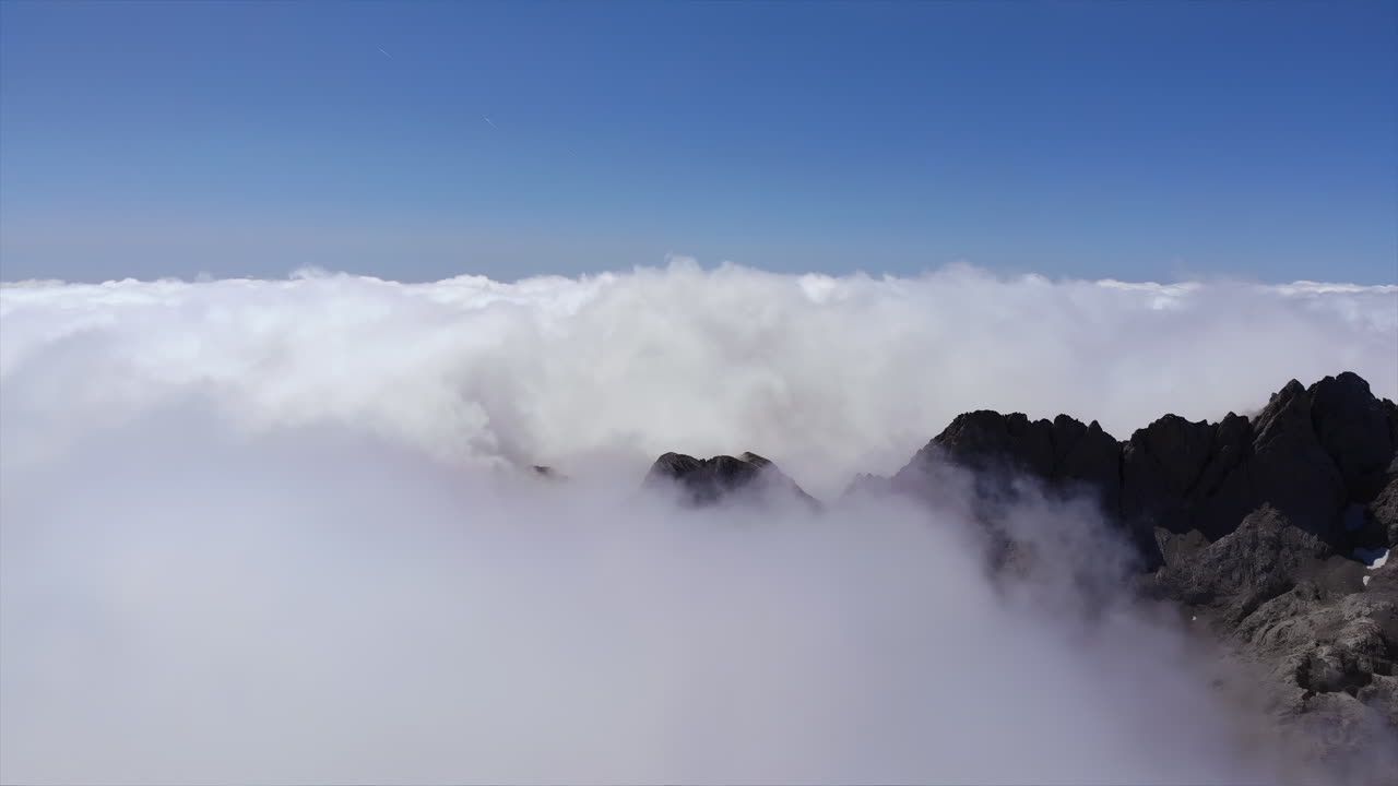 구름에 산 봉우리