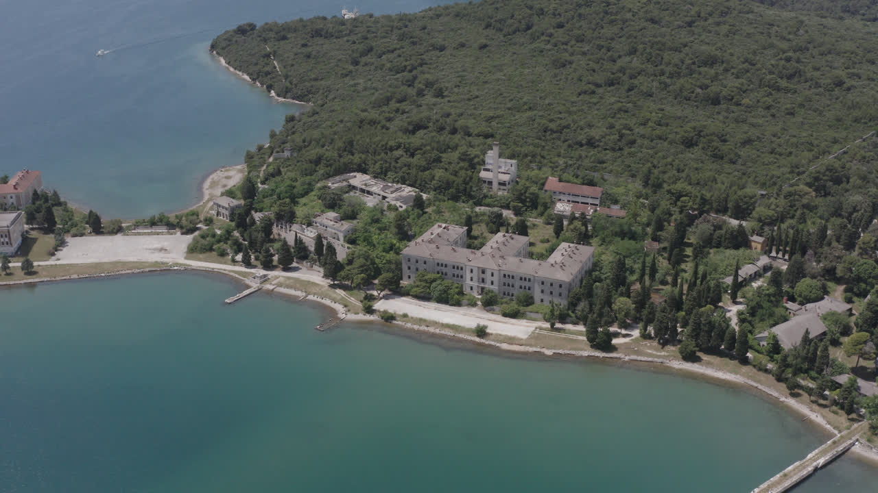 4k의 오래된 군사 건물과 해안의 크로아티아 드론 샷