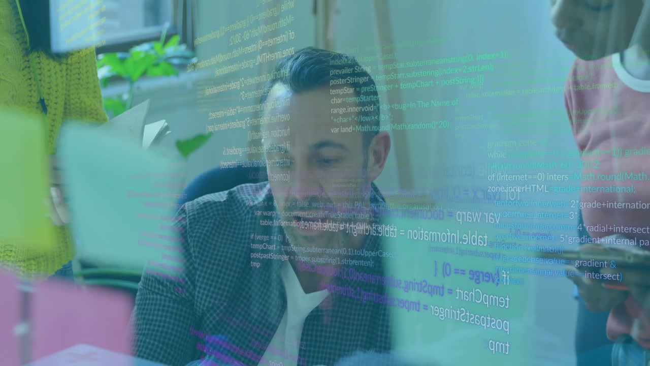 animación del procesamiento de datos sobre diversos colegas que discuten el trabajo en la oficina