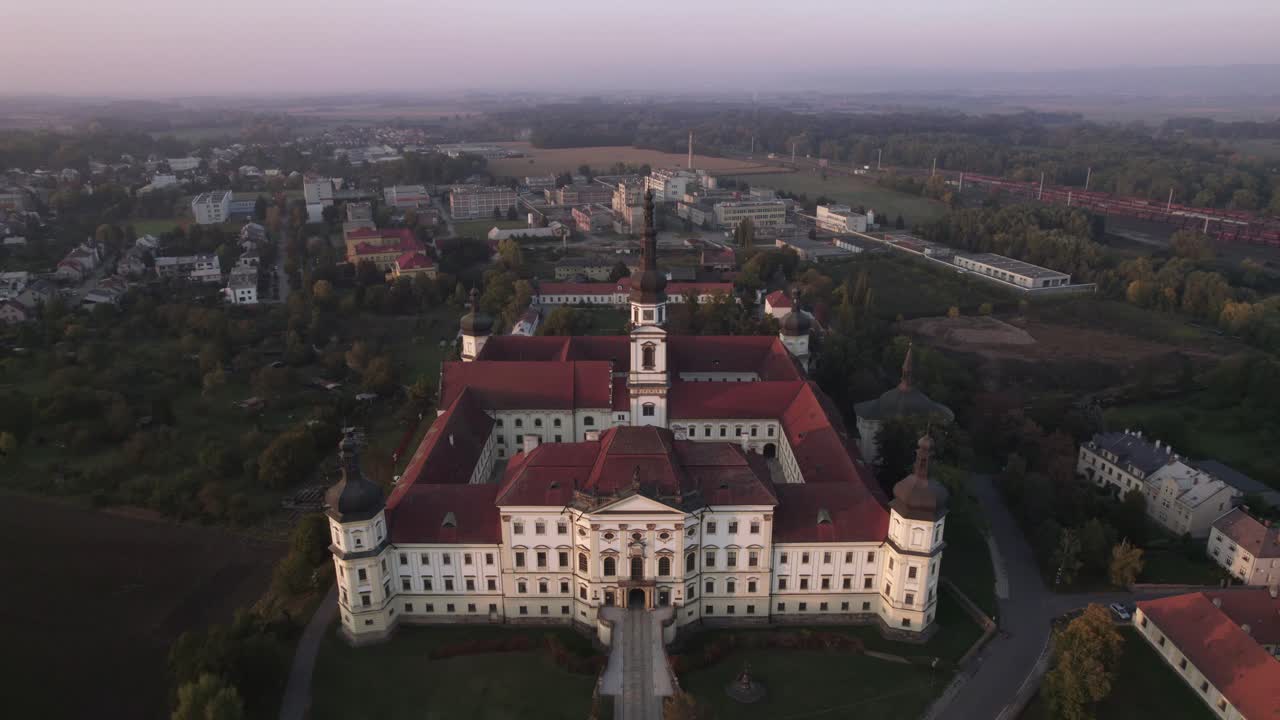 vista aérea de deriva lenta del monasterio hradisko actualmente utilizado como hospital militar, un monumento cultural nacional en la república checa de olomouc