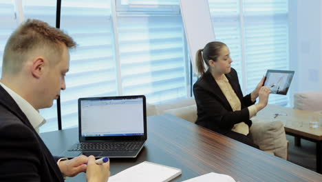 una mujer de negocios recibiendo instrucciones de su jefe.