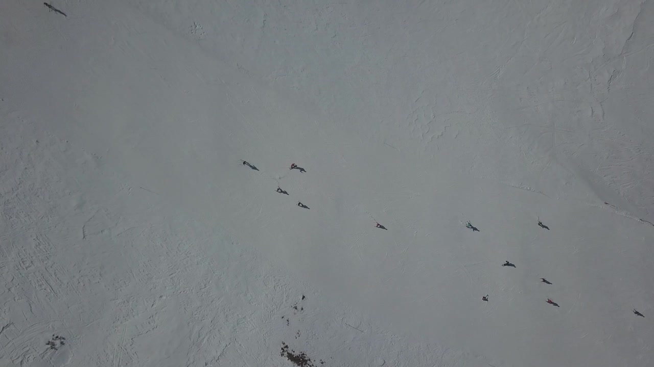 Veduta aerea dall'alto di sciatori che scendono una pista da sci