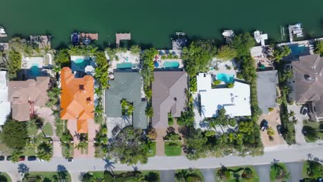 Overhead-view-of-exorbitant-waterfront-properties-in-Lido-Key,-Florida