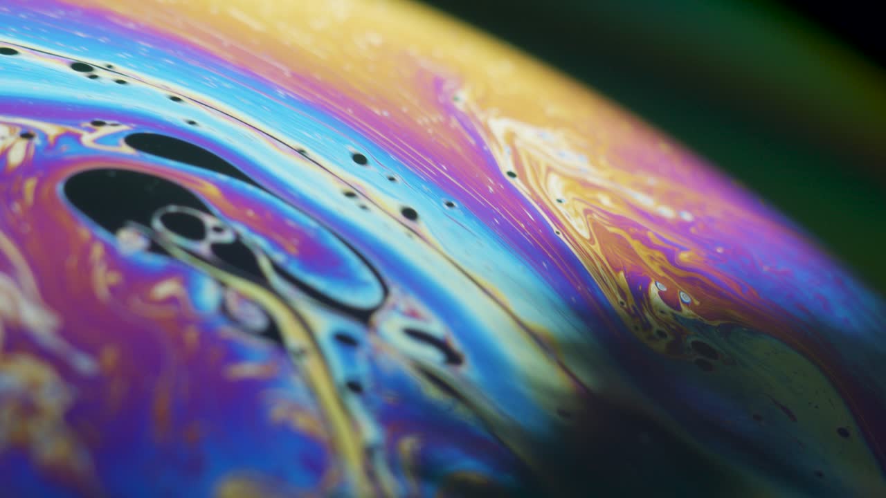 비누 거품 표면의 유체 역학과 가벼운 굴절 회절이 닫힙니다.