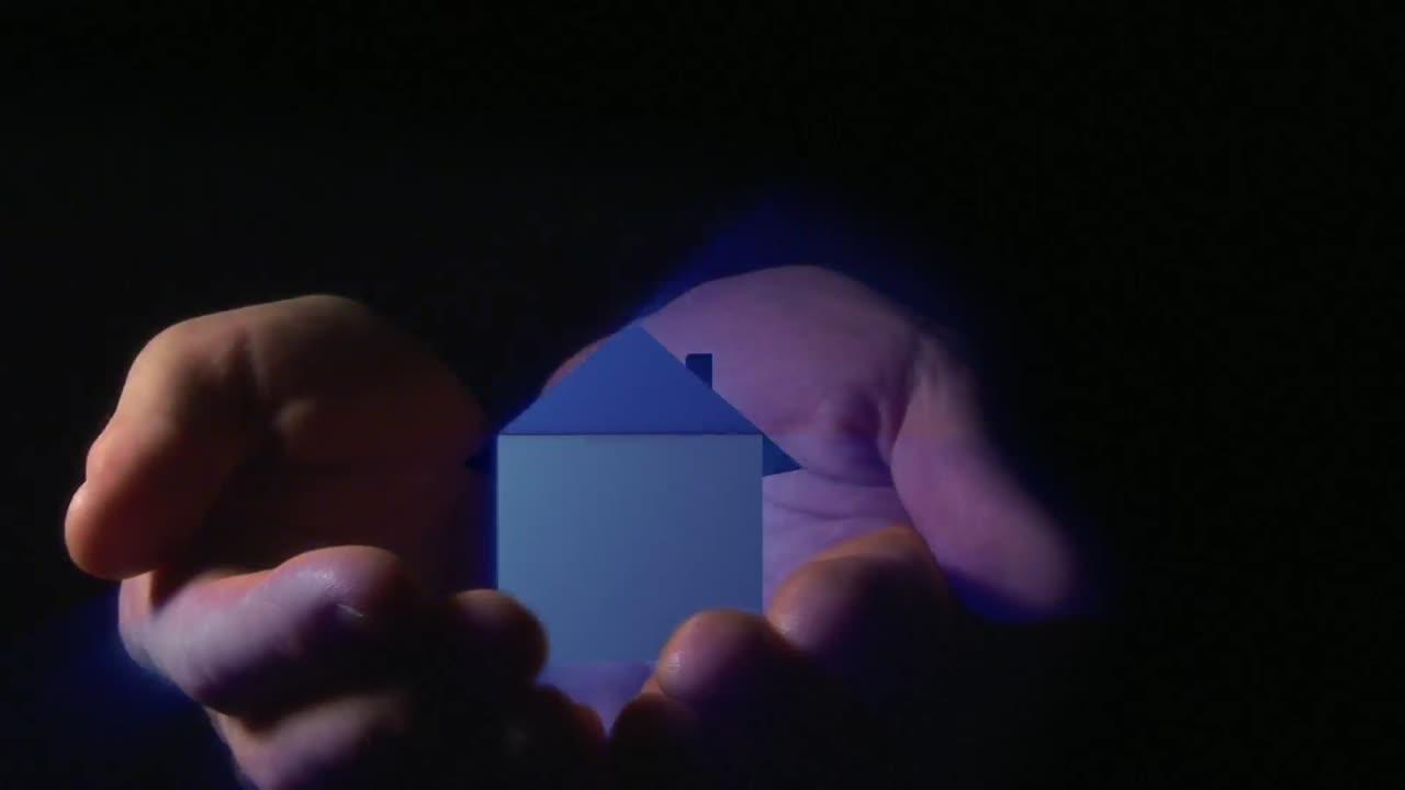 casa de animación en las manos