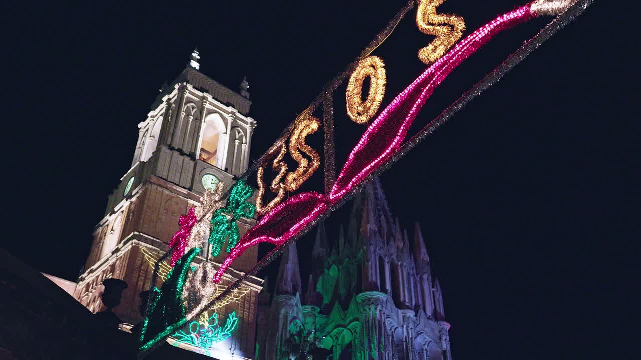 la torre del reloj y la torre principal de la parroquia de san miguel arcángel en la noche del 14 de septiembre de 2023.