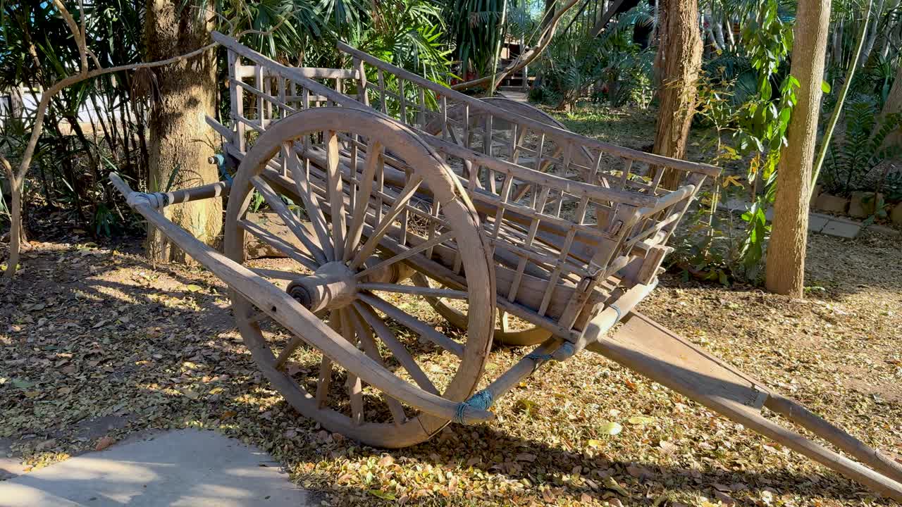 viejo carro de madera en un jardín