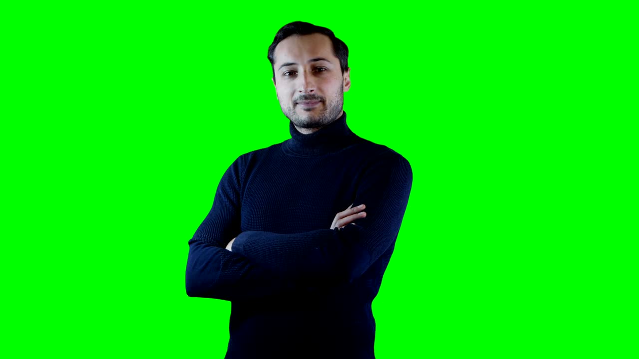 hombre de suéter negro en el fondo de la pantalla verde está hablando. cámara lenta