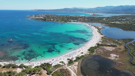 weißer sandstrand von brandinchi und salzseen in san teodoro, sardinien - luftaufnahme 4k