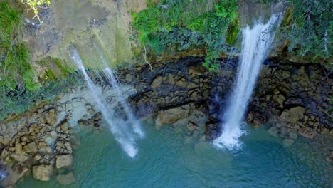 Cascada-Escénica-Salto-Alto-Cae-En-Cascada-En-La-Piscina-De-Abajo,-Bayaguana