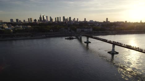 Farbenfrohe-Spiegelung-Des-Sonnenuntergangs-Hinter-Der-Neuen-Agrafka-Brücke-In-Warschau