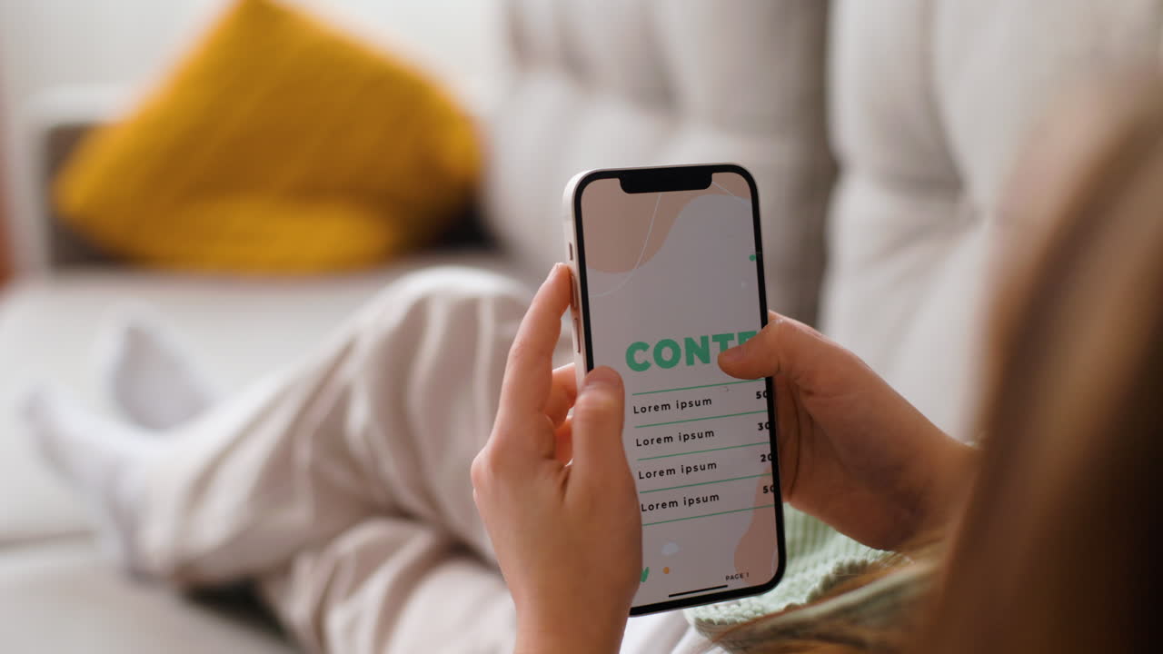 niña pequeña en la sala de estar