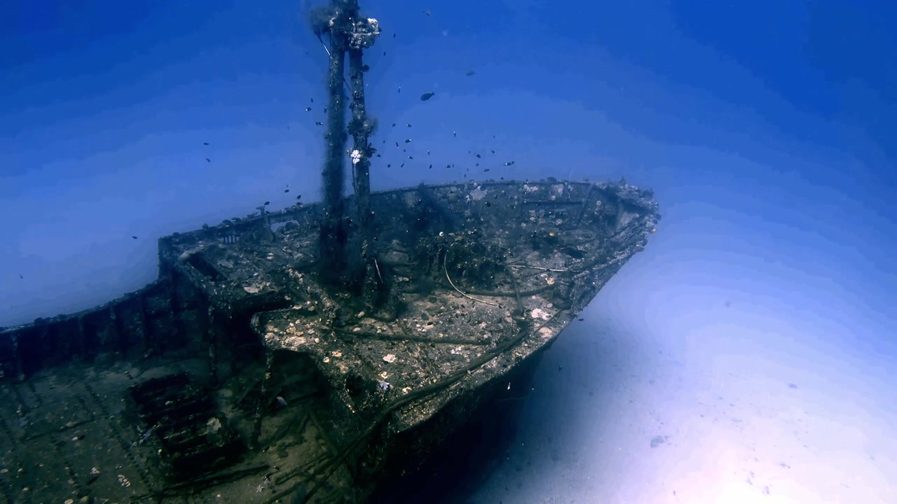 Vista frontale del relitto Djabeda che riposa sul fondale marino nelle acque di Mauritius. Scena subacquea suggestiva che evidenzia la struttura del relitto, la crescita marina, l'esplorazione subacquea e la storia marittima.