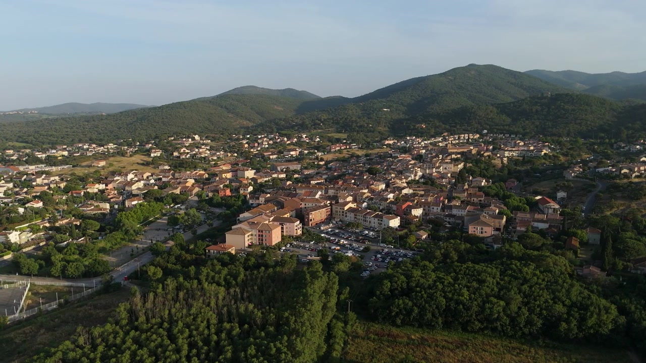 Ripresa aerea in tracking del villaggio di Fréjus, ora d'oro in Provenza, Francia.