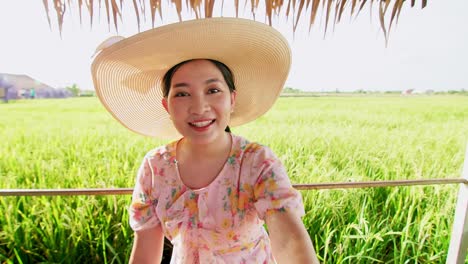 Hermosa-Joven-Asiática-Con-Sombrero-En-El-Campo-De-Arroz-Haciendo-Videollamadas