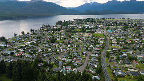 Escénico-Te-Anau-En-La-Orilla-Del-Lago---Puerta-De-Entrada-Al-Parque-Nacional-Fiordland,-Nueva-Zelanda