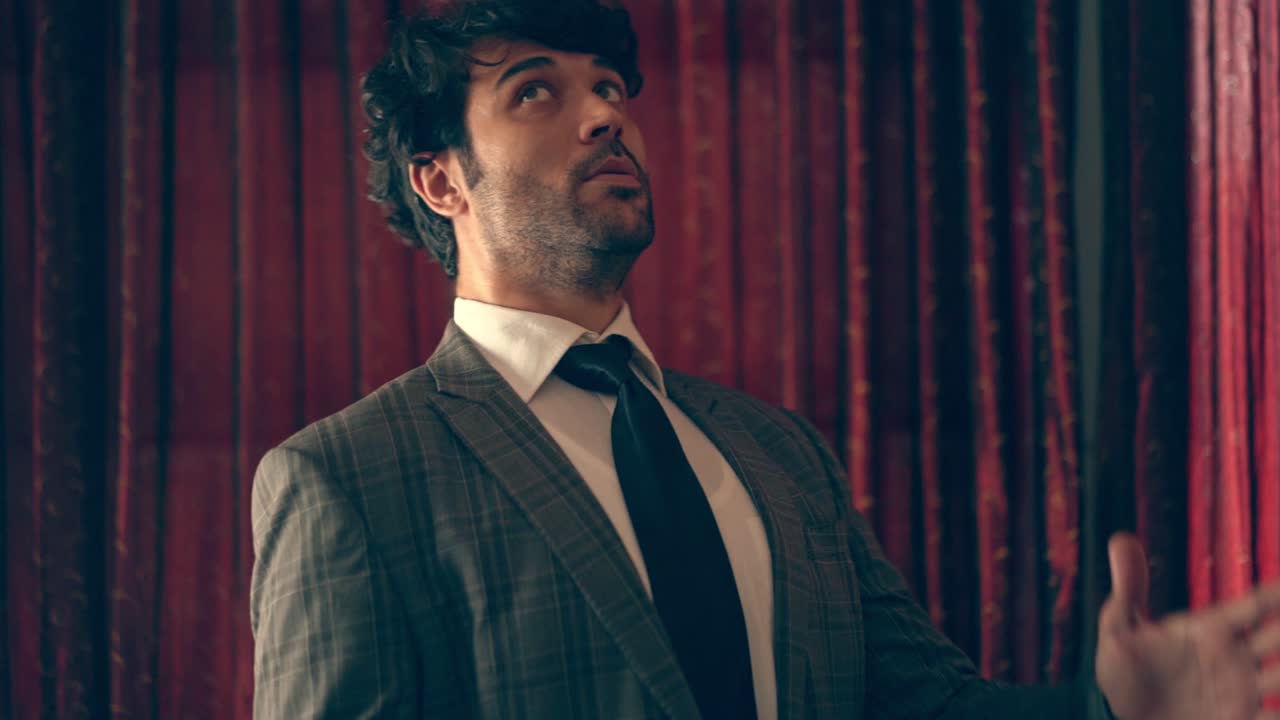 el hombre está bailando como un robot